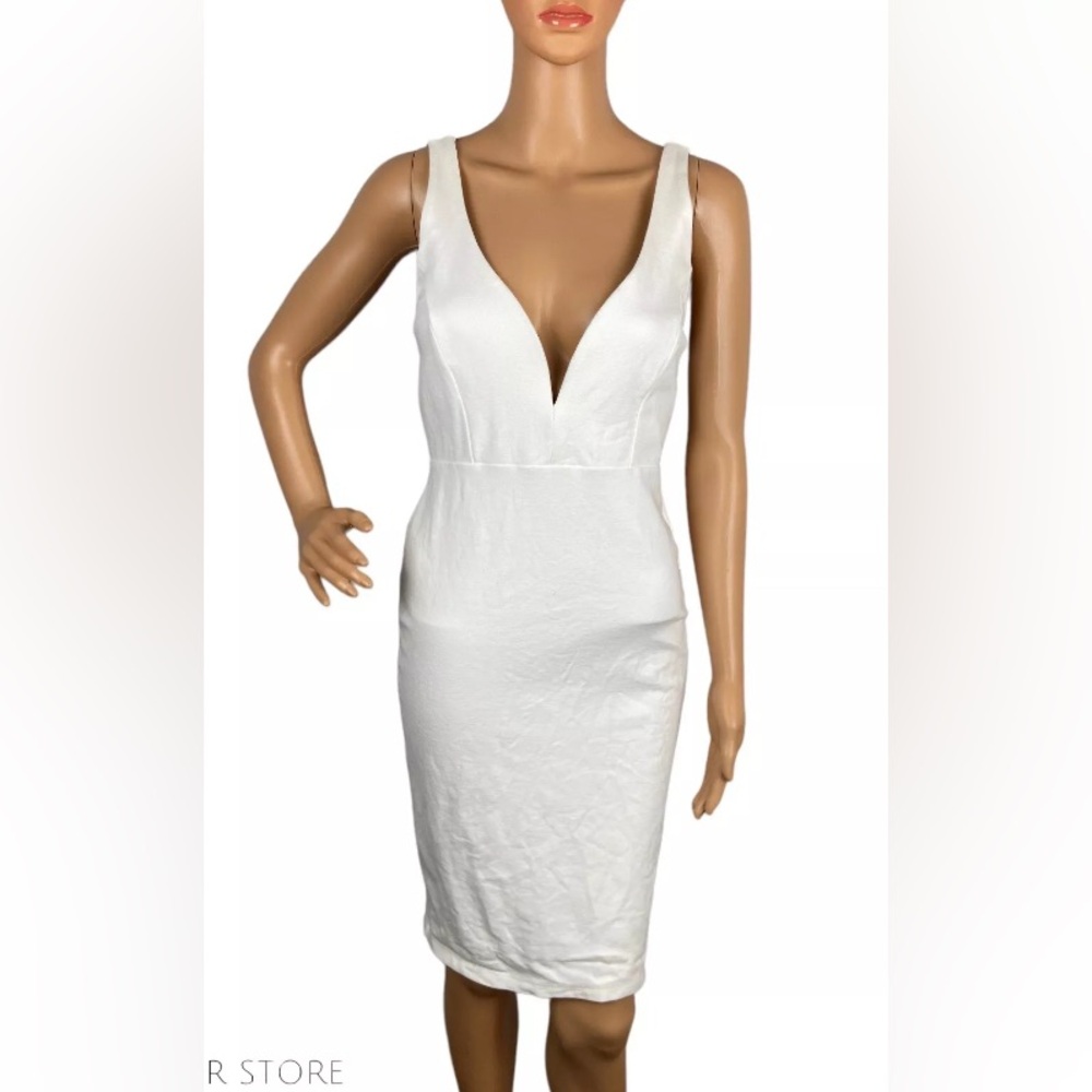 Elegant White Sleeveless Dress